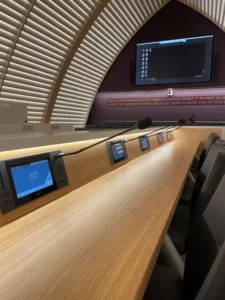 Salle de conseil IRIS Connect La Rochelle - Table de réunion professionnelle haut de gamme avec intégration technologique complète pour réunions stratégiques et collaboratives