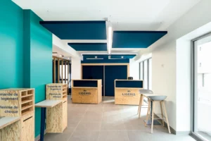 Aménagement acoustique professionnel Texaa Tours - Panneaux acoustiques bleus au plafond et cloisons design dans un espace de travail moderne et lumineux par IRIS Connect
