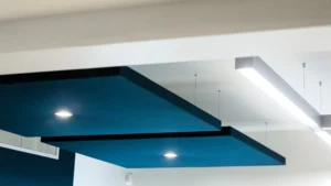 Plafond acoustique Texaa bleu dans espace de travail à Tours - Panneaux phoniques suspendus pour open space par IRIS Connect aménagement acoustique professionnel