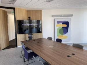IRIS-Salle-colonne-visioconference-teams-room-logitech-ecran-nureva-camera-aver-pied-barco-clickshare-cx-30-cx-50-5-scaled