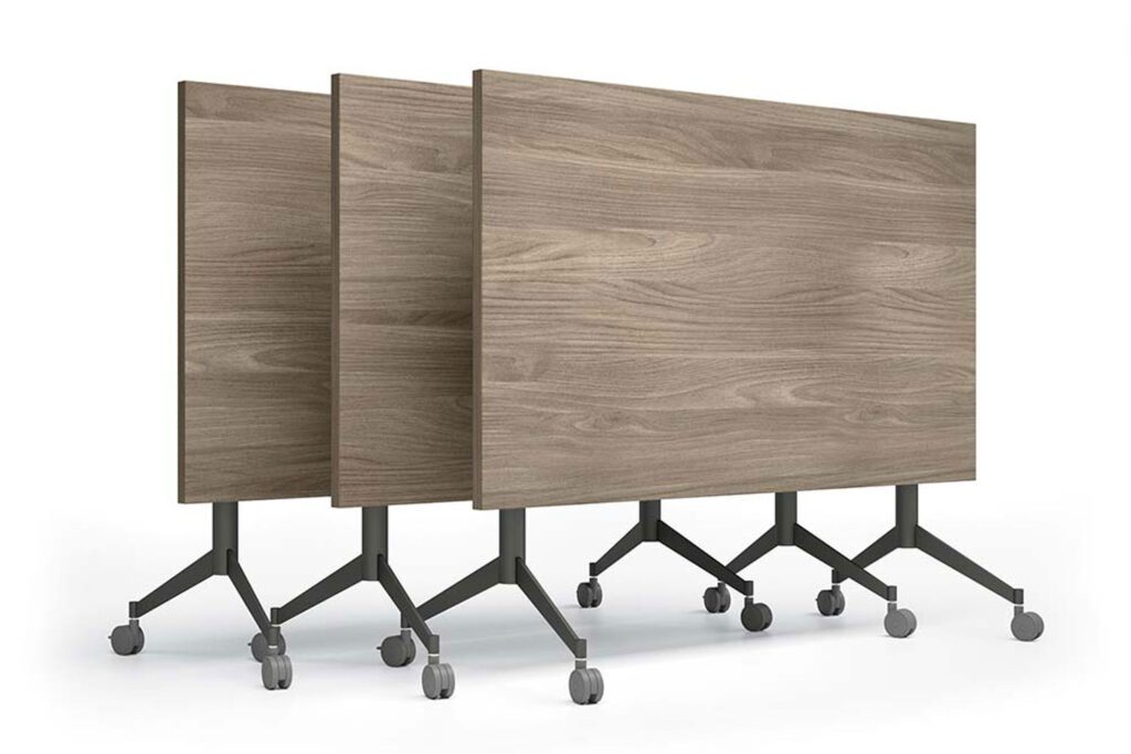Collection d'espaces de réunion contemporains équipés de mobilier ergonomique et panneaux acoustiques aux coloris variés pour un environnement de travail optimal.