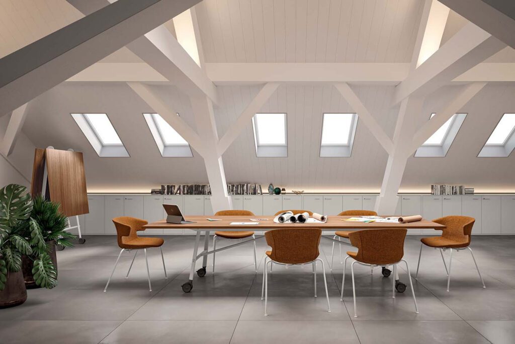 Aménagement de salles de réunion professionnelles avec tables de conférence, chaises ergonomiques et solutions acoustiques pour espaces de travail collaboratifs.