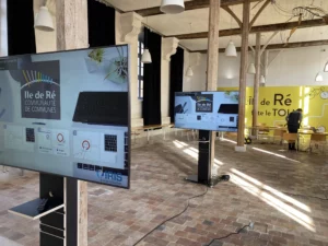 Solution d'intégration audiovisuelle IRIS Connect - Écran numérique sur colonne installé dans un espace professionnel pour affichage dynamique et communication digitale
