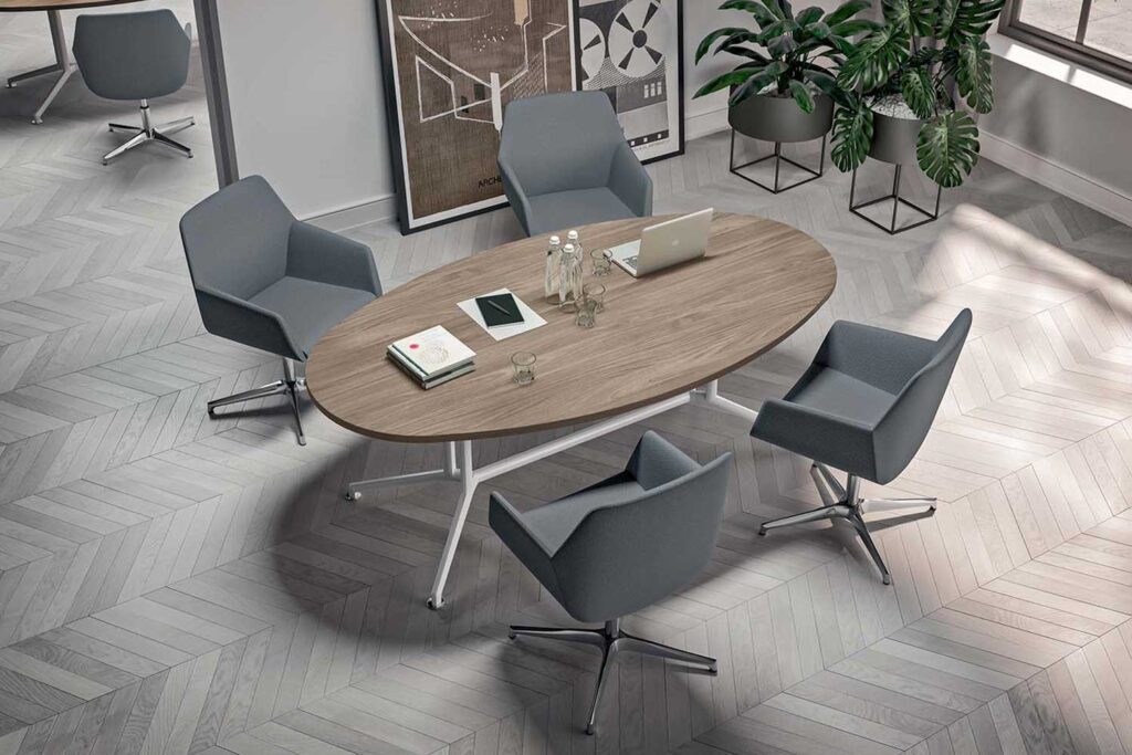 Aménagement de salles de réunion professionnelles avec tables de conférence, chaises ergonomiques et solutions acoustiques pour espaces de travail collaboratifs.
