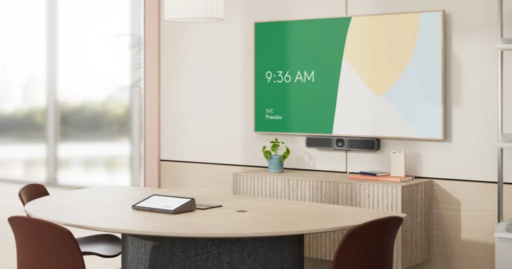 Salle de réunion équipée du système de visioconférence Logitech MeetUp pour collaboration professionnelle avec écran interactif et espace de travail ergonomique