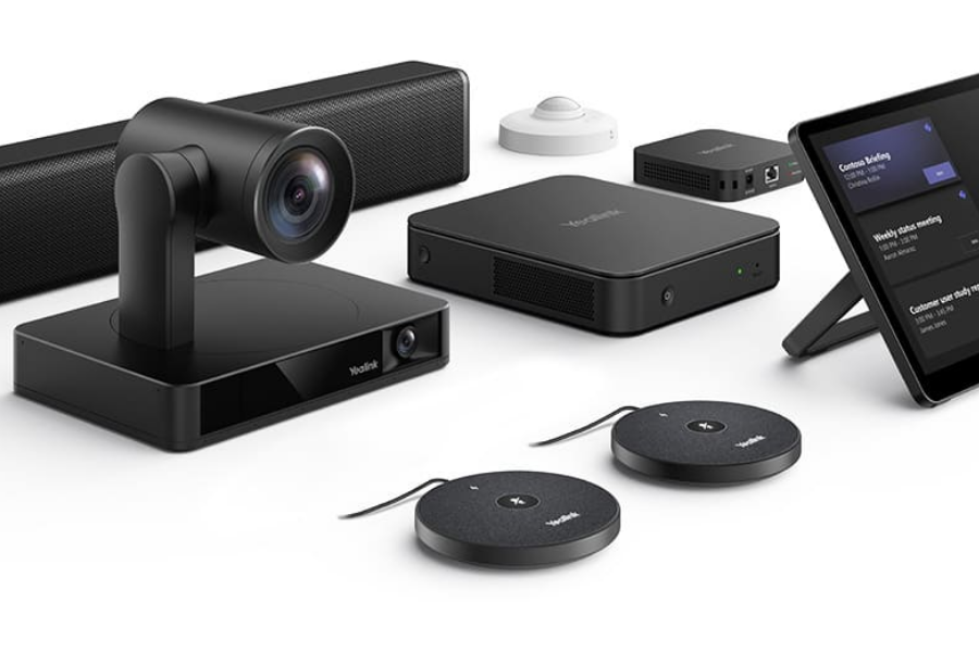 Ensemble de caméras de visioconférence professionnelles, microphones et console de contrôle, illustrant un guide d'achat expert.