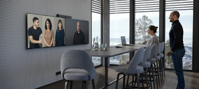Salle de réunion de taille moyenne équipée d'un système de visioconférence IRIS Connect, favorisant la collaboration hybride avec un grand écran.