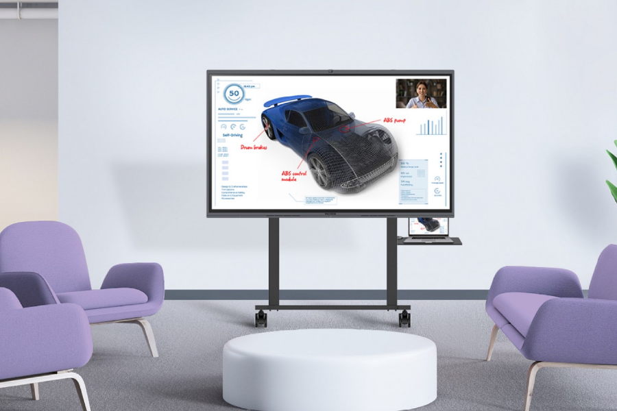Salle de réunion moderne avec équipement de visioconférence professionnel, grand écran affichant un modèle 3D de voiture, et fauteuils violets pour la collaboration d'entreprise.
