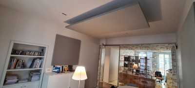 Panneaux acoustiques installés dans un bureau ou une salle de réunion pour améliorer la qualité sonore et réduire la réverbération, optimisant les conditions pour la visioconférence.