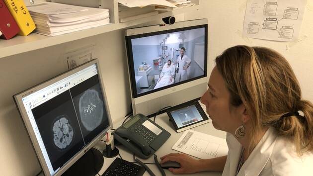 Dr Sophie Godard-Ducceschi, neurologue au CHU d’Angers, analyse et communique avec l’équipe du centre hospitalier de Cholet 